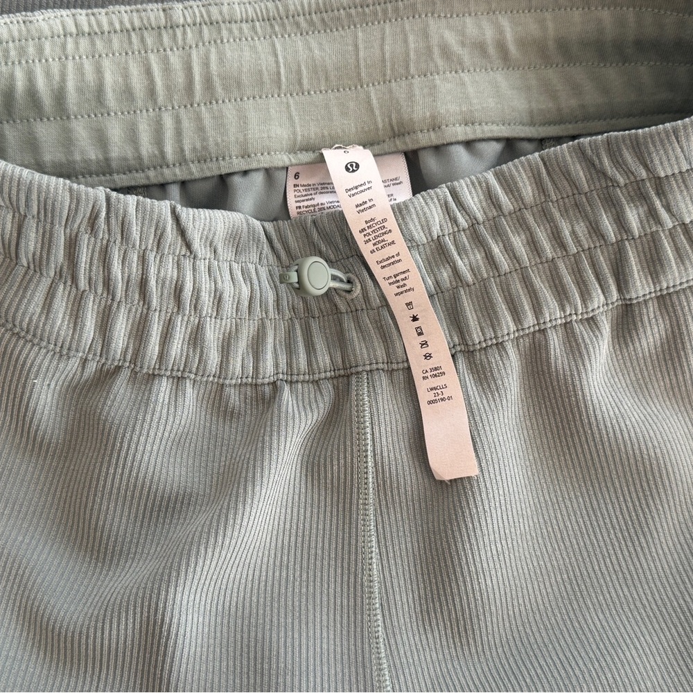lululemon athletica Light Sage Wide-Leg Cropped Pants - Picture 4 of 4